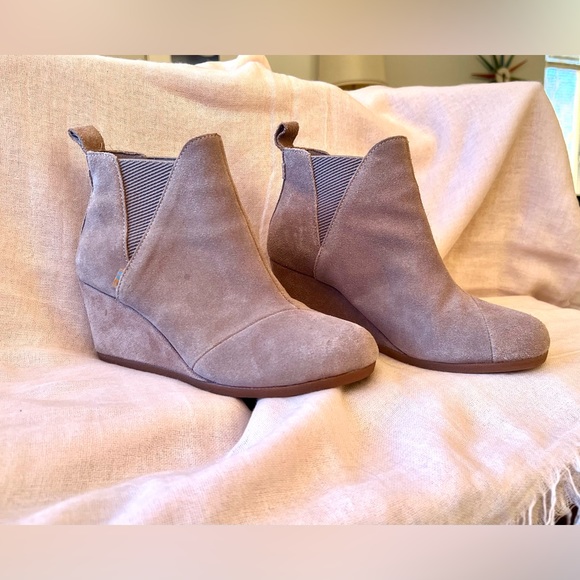 Tom's Suede Wedges, Size 7 - Picture 2 of 10
